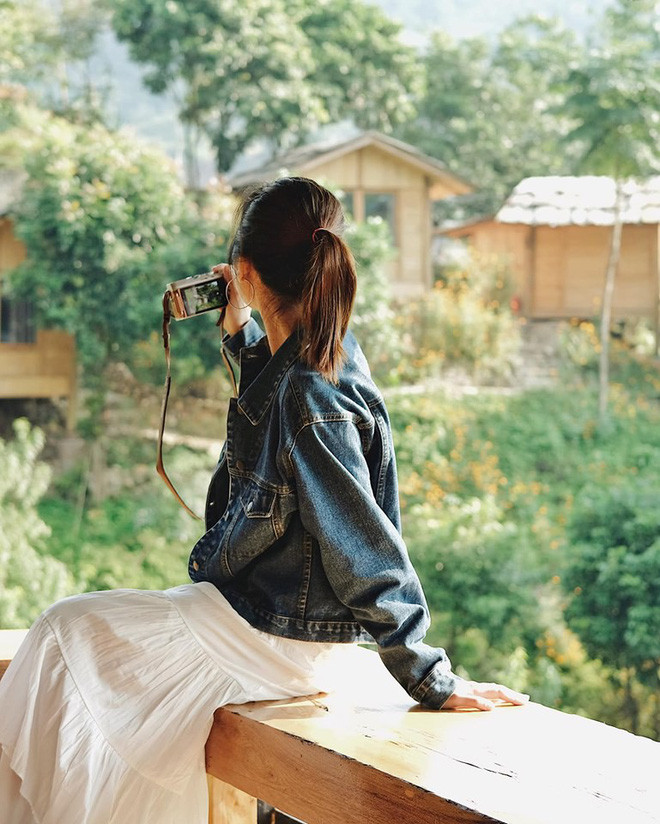 Vé vào bể bơi khu sinh thái là 50k/ người (nếu bạn không lưu trú tại đây ) nhưng bạn sẽ được miễn phí nếu lưu trú tại đây. Giá phòng giao động từ 400k-700k/ đêm. Chưa kể, ở đây còn có nhà sàn tập thể 200k/ người.