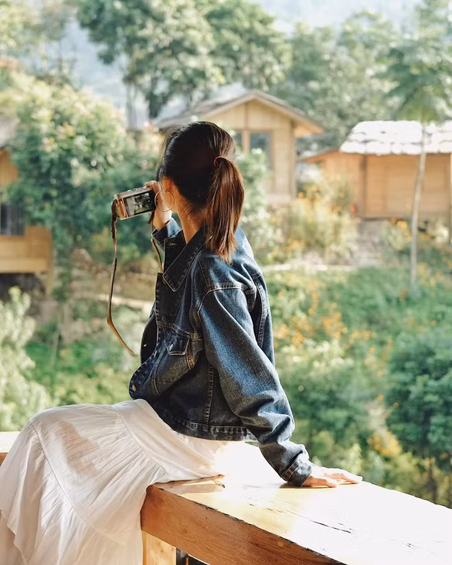 Vé vào bể bơi khu sinh thái là 50k/ người (nếu bạn không lưu trú tại đây ) nhưng bạn sẽ được miễn phí nếu lưu trú tại đây. Giá phòng giao động từ 400k-700k/ đêm. Chưa kể, ở đây còn có nhà sàn tập thể 200k/ người.