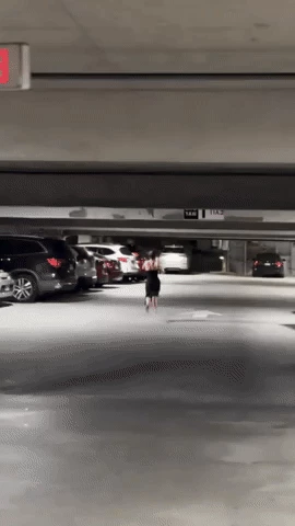 Điều đặc biệt là dù đang trong trang phục váy bó sát nhưng "bóng hồng" của TDDC Việt Nam 1 thời không ngại đi chân trần, chạy hết tốc lực vượt bạn trai.