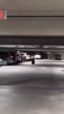 Điều đặc biệt là dù đang trong trang phục váy bó sát nhưng "bóng hồng" của TDDC Việt Nam 1 thời không ngại đi chân trần, chạy hết tốc lực vượt bạn trai.