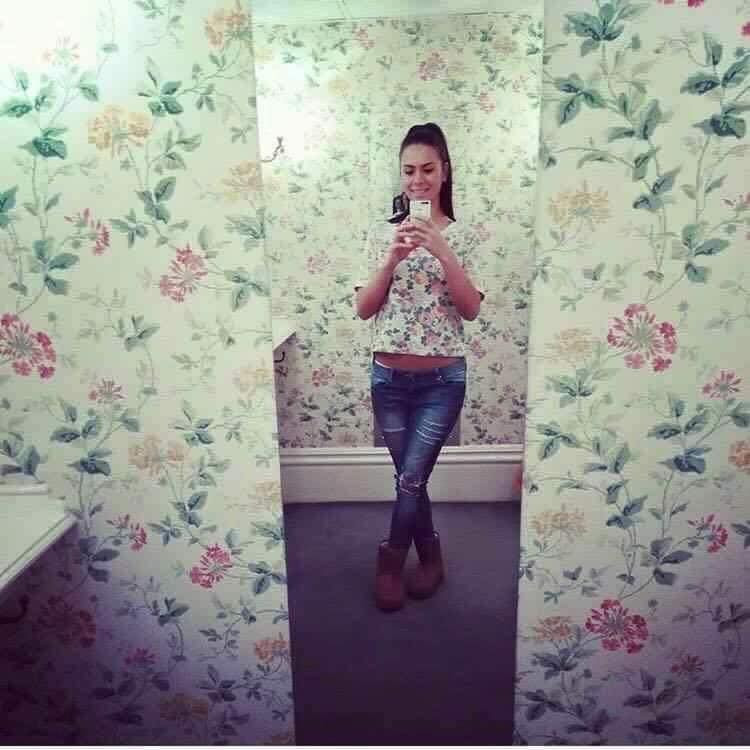 Giấy dán tường có họa tiết giống y như áo của cô gái này.