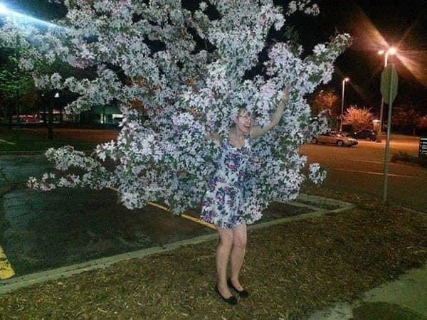 Chiếc váy hòa cùng với thiên nhiên...