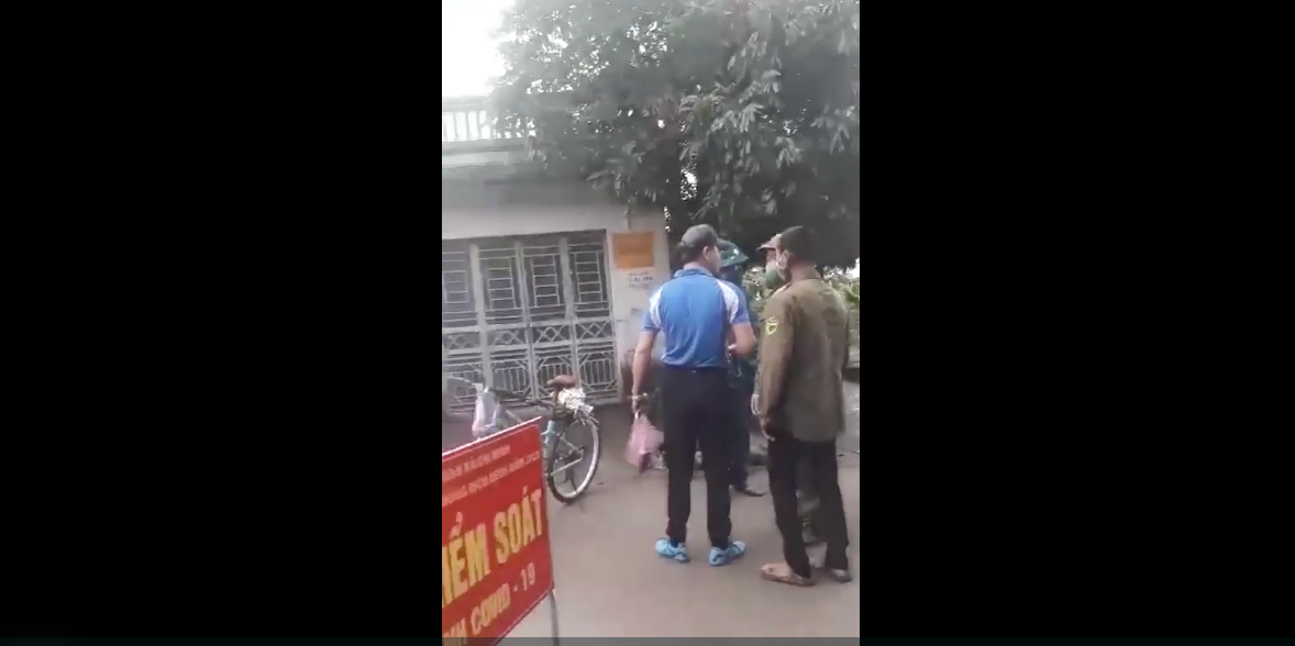 Khong deo khau trang, nguoi dan ong co hanh dong khien ai cung phan no