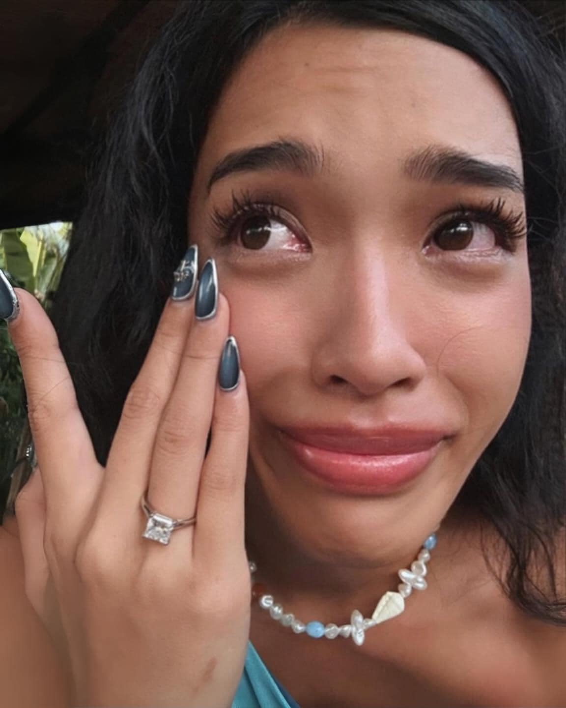 Cô nàng xúc động khi nhận được lời cầu hôn của bạn trai.