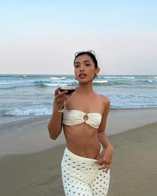 Trong clip được Tiktoker đăng tải, màn cầu hôn diễn ra cực chóng vánh, không nến, không hoa, cũng không phải vào một buổi tối bên bàn tiệc lãng mạn, mà bạn trai cầu hôn cô nhân lúc cô nàng không hề "phòng thủ", bạn trai Tây quỳ gối và ngỏ lời. Cô nàng còn hài hước hỏi lại bạn trai: "thế còn chiếc hộp nhẫn của tui đâu", "chúng ta làm thế này thật hả". Cuối cùng Lilthu đồng ý và cả 2 trao nhau nụ hôn hạnh phúc.