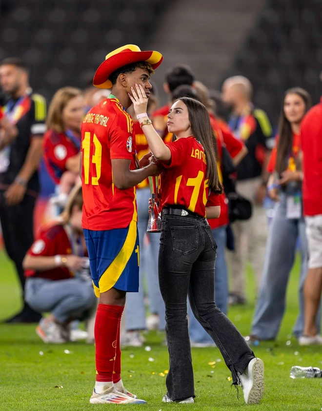 Trước giờ vẫn luôn chưa công khai trong chuyện tình cảm, sau khi giành chức vô địch cùng đội tuyển quốc gia, "thần đồng" 17 tuổi lần đầu tiên xuất hiện bạn gái - Alex Padilla.