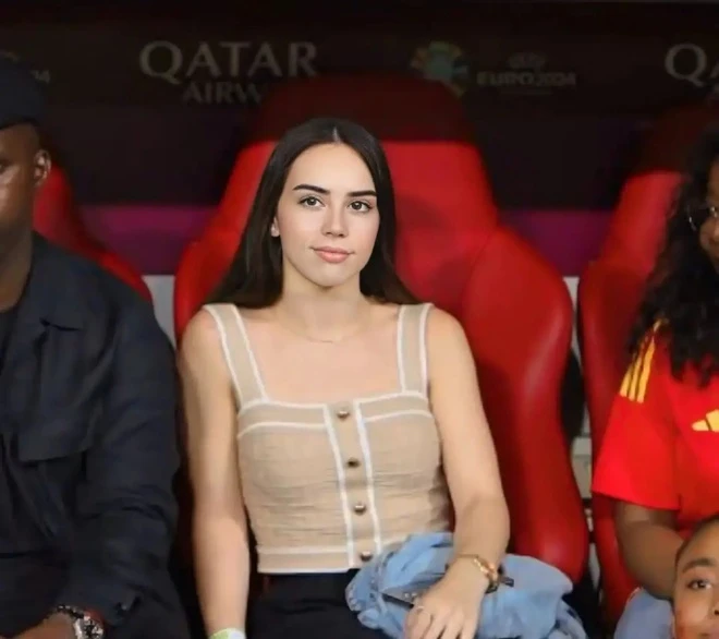 Cô nàng sở hữu nhan sắc xinh đẹp, vóc dáng gợi cảm.