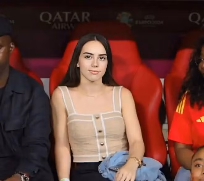 Cô nàng sở hữu nhan sắc xinh đẹp, vóc dáng gợi cảm.