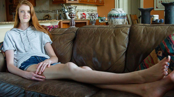 Chia sẻ với Barcroft TV trong video phỏng vấn vào năm ngoái, bà Trish (55 tuổi) - mẹ Maci - cho hay: “Khi con bé cao khoảng 90 cm, tôi nhận ra con phát triển chiều cao trước khoảng 18 tháng so với những đứa trẻ đồng trang lứa. Có giai đoạn 4-5 năm liên tiếp, Maci cao lên khoảng 13 cm mỗi năm. Con bé luôn có đôi chân dài. Tôi từng nghĩ đôi chân mình dài lắm, cho đến khi Maci lớn lên”.