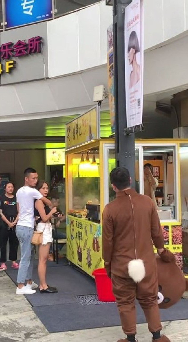 Vuot 2400km mung sinh nhat ban gai, chang trai dau don quay di-Hinh-2