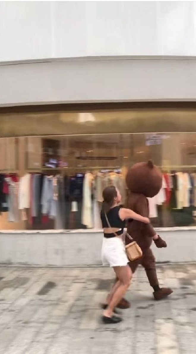 Vuot 2400km mung sinh nhat ban gai, chang trai dau don quay di-Hinh-4