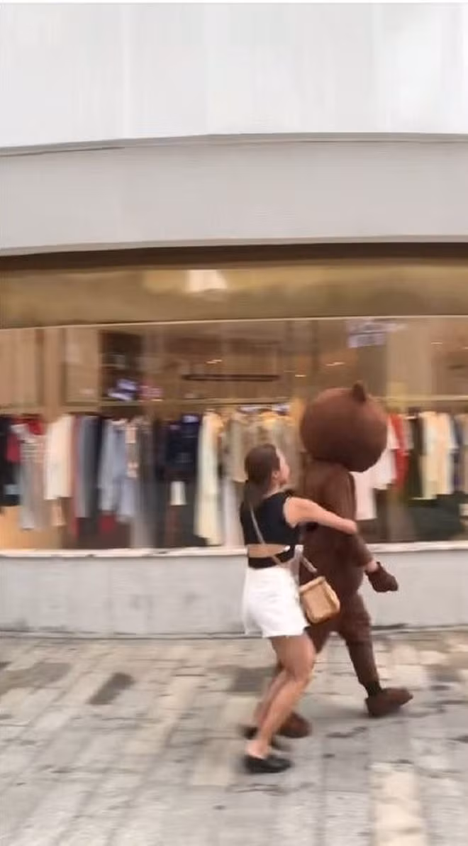 Vuot 2400km mung sinh nhat ban gai, chang trai dau don quay di-Hinh-4