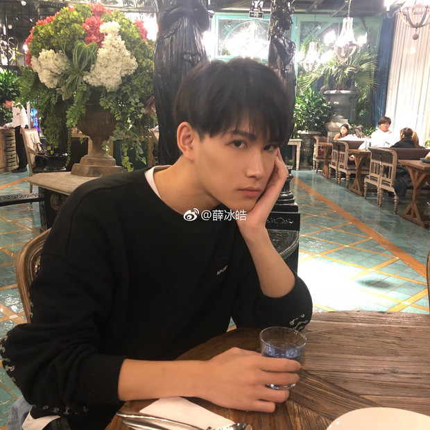 Được biết, anh chàng này là sinh viên của trường Đại học Công nghệ và Thương mại Chiết Giang, khoa Kinh tế.