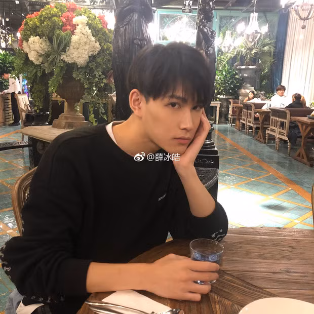 Được biết, anh chàng này là sinh viên của trường Đại học Công nghệ và Thương mại Chiết Giang, khoa Kinh tế.