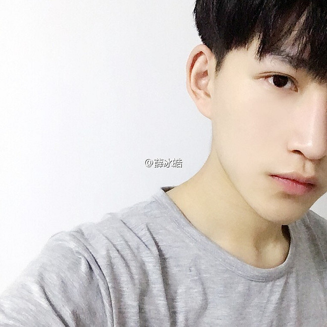 Ở thời điểm đó, hot boy xứ Trung có ngoại hình khá mập, làn da đen đúa, mặt nhiều mụn, tóc tai cũng chẳng mấy thời trang.