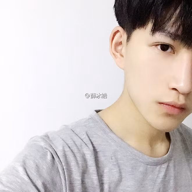 Ở thời điểm đó, hot boy xứ Trung có ngoại hình khá mập, làn da đen đúa, mặt nhiều mụn, tóc tai cũng chẳng mấy thời trang.