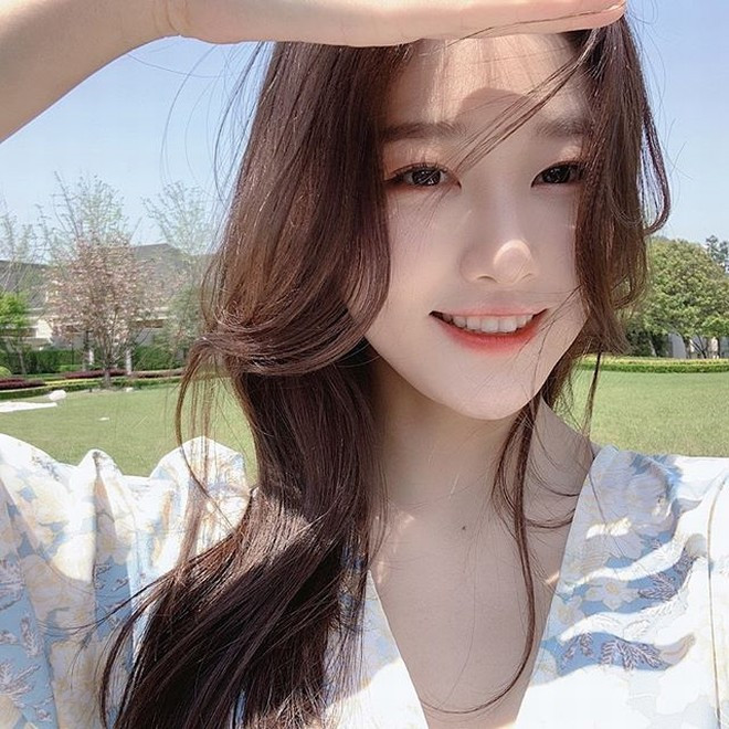 Lin Zhen là người mẫu chuyên nghiệp đến từ Thành Đô (Tứ Xuyên, Trung Quốc). Hot girl này luôn gây ấn tượng bởi nhan sắc vô cùng khí chất của mình.