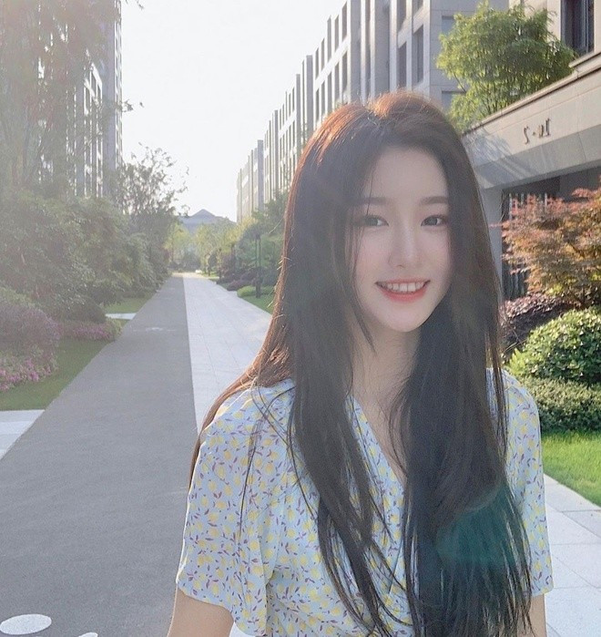 Hiện tại, hot girl 9x đang nhận được rất nhiều lời mời làm mẫu quảng cáo cho tạp chí hay các nhãn hàng, online...