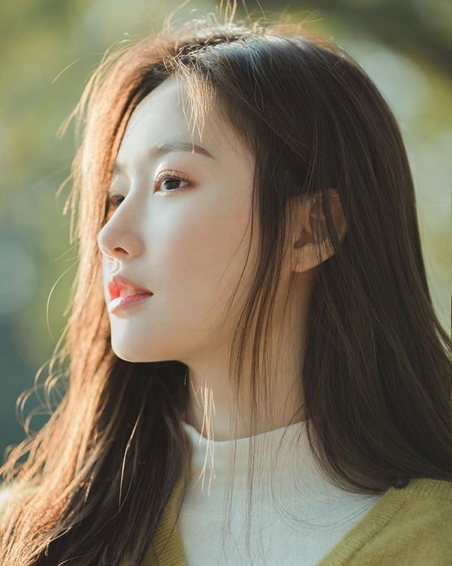 Sở dĩ dân mạng cho rằng Lin Zhen có nét đẹp nàng thơ giống như "thần tiên tỷ tỷ" Lưu Diệc Phi vì cả hai đều có đôi mắt to, làn da trắng và biểu cảm mơ màng đầy cuốn hút.