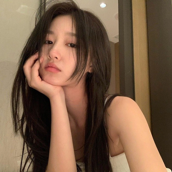 Vì nhan sắc xinh như hoa đó mà không ít người yêu mến đặt biệt danh cho cô là "tiểu thần tiên", "thiên thần" hay "bản sao của thần tiên tỷ tỷ",...