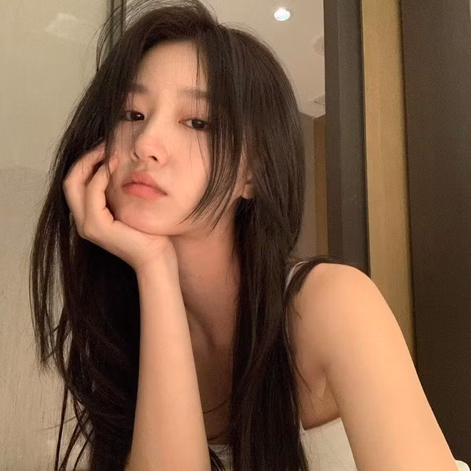 Vì nhan sắc xinh như hoa đó mà không ít người yêu mến đặt biệt danh cho cô là "tiểu thần tiên", "thiên thần" hay "bản sao của thần tiên tỷ tỷ",...