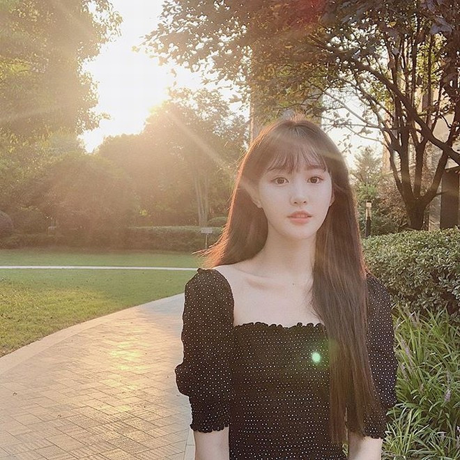 Sau khi những hình ảnh trông giống với Lưu Diệc Phi của cô nàng được đăng tải và lan truyền với tốc độ chóng mặt, lượng fan hâm mộ của Lin Zhen đã tăng lên đáng kể.