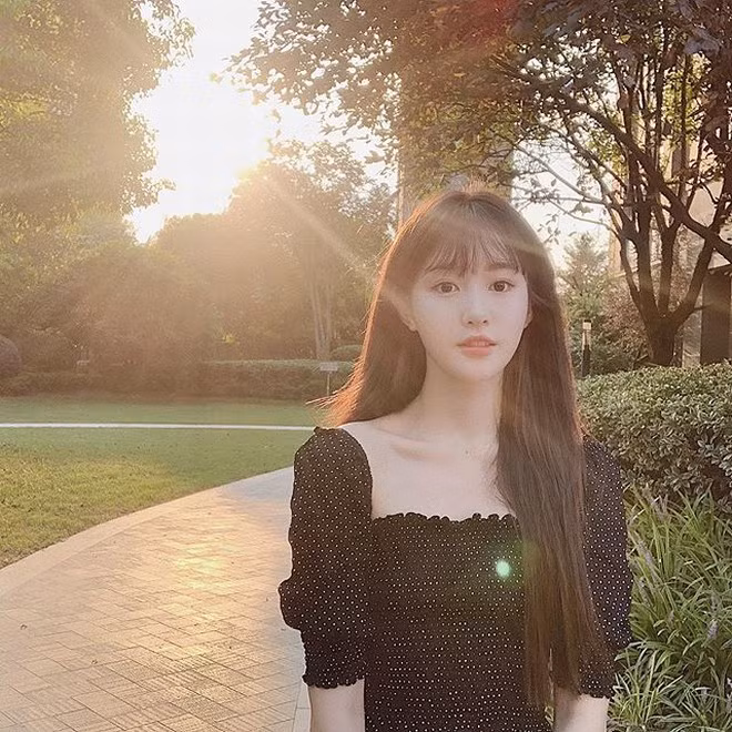 Sau khi những hình ảnh trông giống với Lưu Diệc Phi của cô nàng được đăng tải và lan truyền với tốc độ chóng mặt, lượng fan hâm mộ của Lin Zhen đã tăng lên đáng kể.