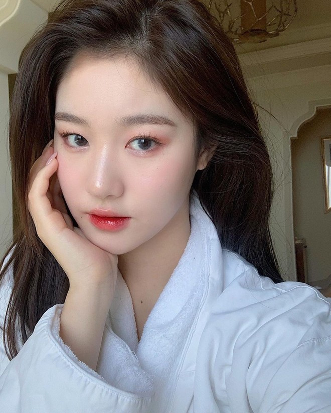 Bên cạnh việc được khen giống Lưu Diệc Phi, người đẹp Thành Đô còn được so sánh nhan sắc với nữ diễn viên Hàn Quốc Jun Ji Hyun.