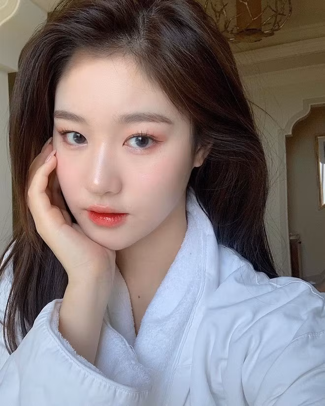Bên cạnh việc được khen giống Lưu Diệc Phi, người đẹp Thành Đô còn được so sánh nhan sắc với nữ diễn viên Hàn Quốc Jun Ji Hyun.