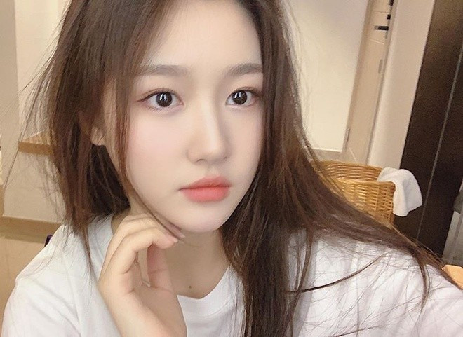 Cô nàng được nhận xét có phong cách ăn mặc, trang điểm nhẹ nhàng, nữ tính và không ít dân mạng nhầm cô là người Hàn Quốc.