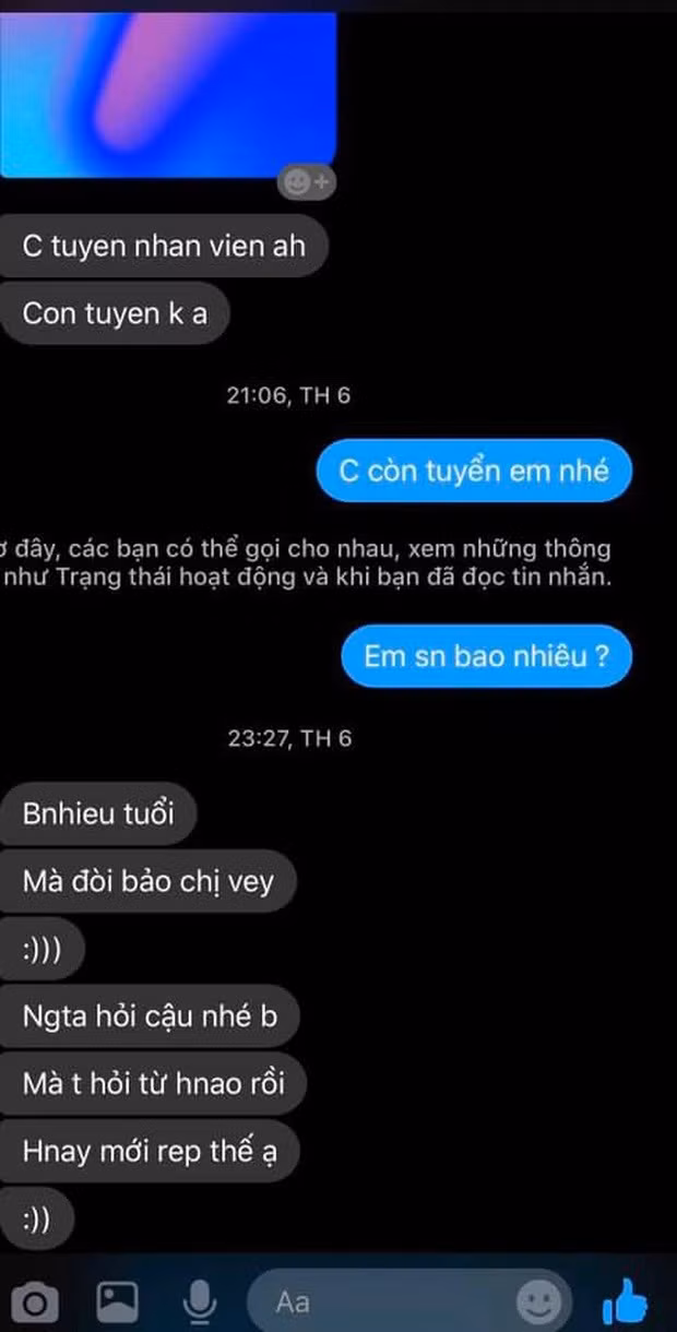 Đối phương dù đi xin việc nhưng lại nhắn tin như mình đang là ngang hàng phải lứa với người tuyển dụng. Không chỉ dừng ở việc nói trống không, không có đầu đuôi hay chủ ngữ, vị ngữ gì mà nhân vật này còn dùng những từ khó nghe như: "trẻ trâu", "con tuyển dụng",..