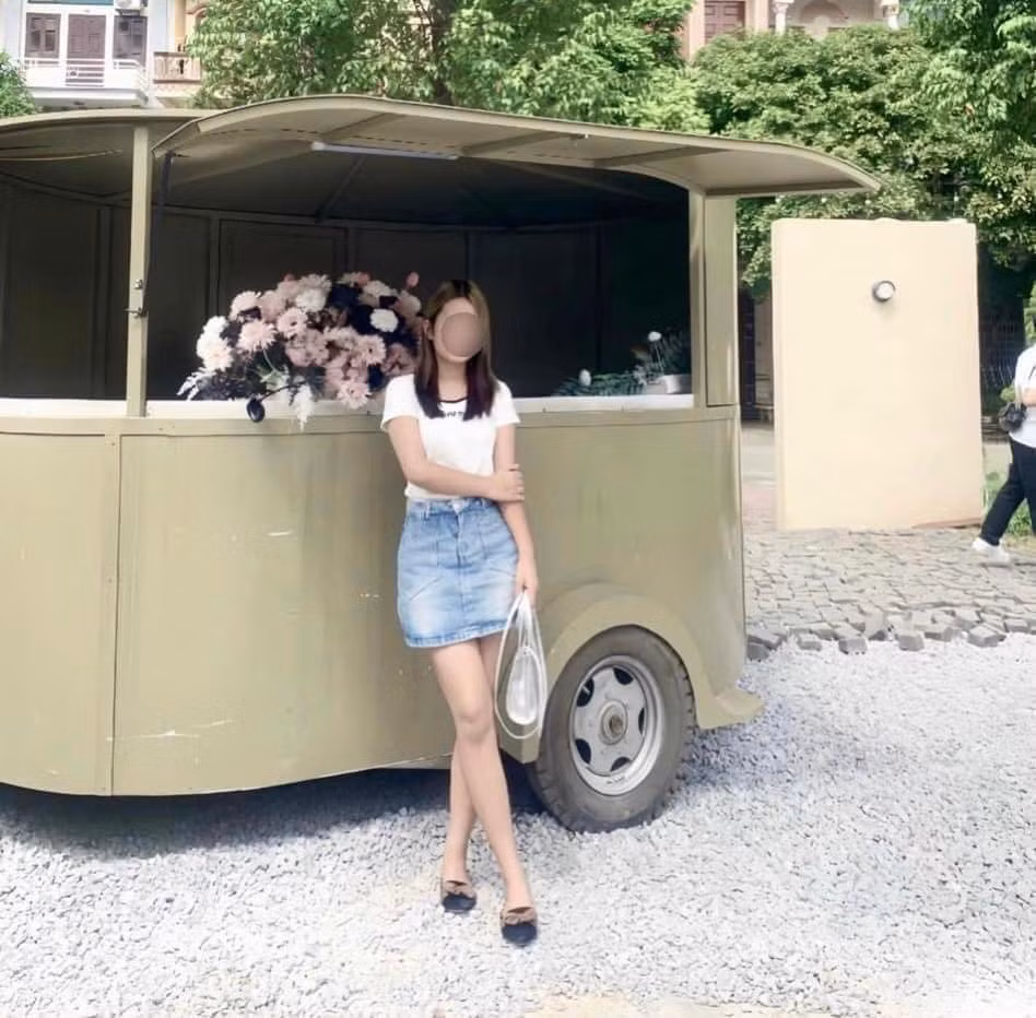 Một cô gái làm HR (Human Resources - nhân sự) đã đăng tải đoạn hội thoại ngắn của mình với một ứng viên lên hội nhóm kết nối giữa người tuyển dụng và người tìm việc làm, thu hút hàng nghìn lượt tương tác. Cô nàng bảy tỏ: "Bao nhiêu năm kinh nghiệm HR, lần đầu tiên gặp trường hợp đi xin việc như thế này luôn."