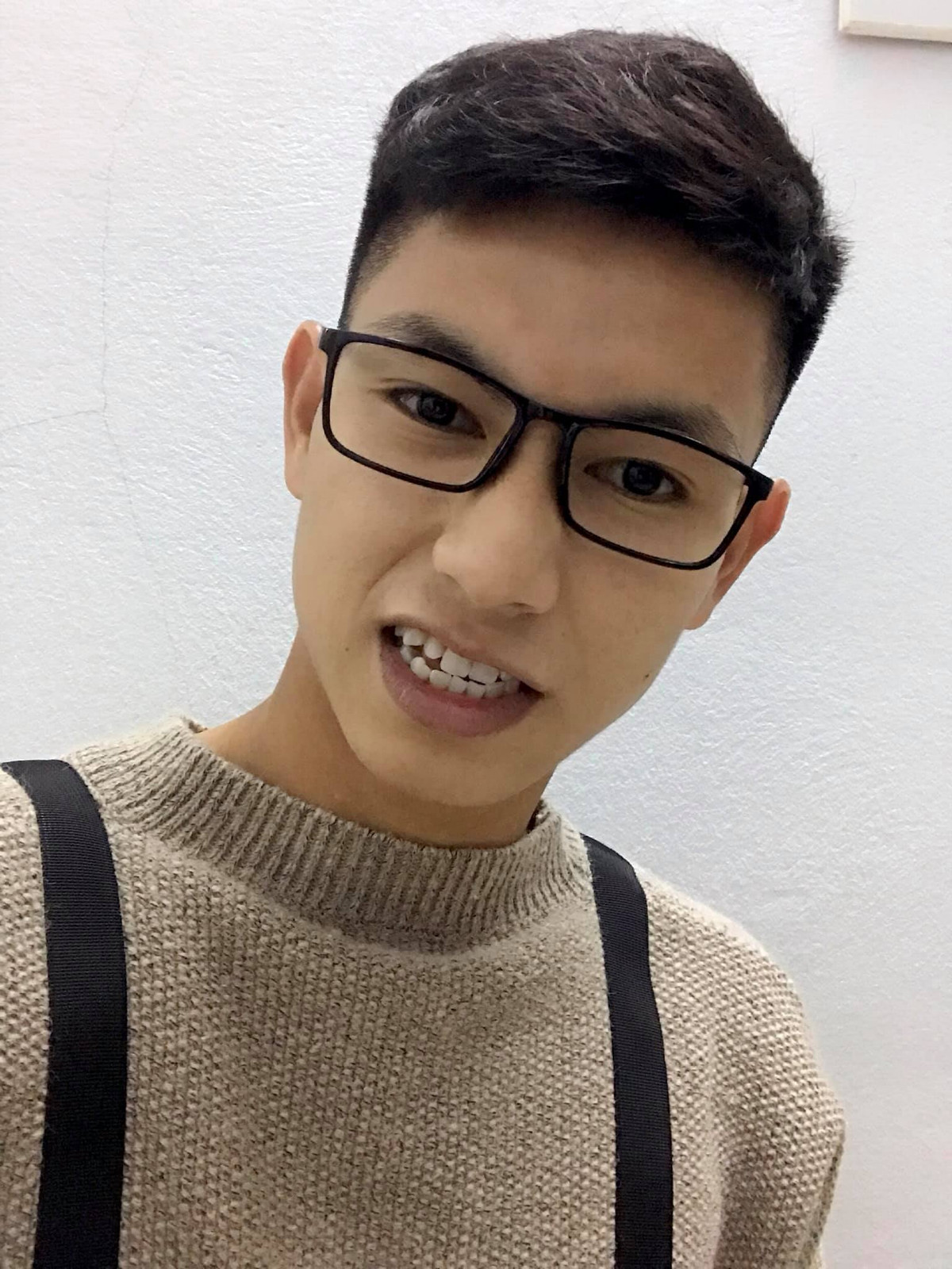 Đặc biệt, sau khi trận chung kết bóng đá nam tại SEA Games 30 kết thúc, trong khi các cầu thủ khác đang ôm nhau vui mừng trên sân cỏ thì tiền vệ Nguyễn Trọng Hùng hớn hở chạy về phía khán đài để xin chiếc cúp giả làm bằng bìa cứng của người hâm mộ.