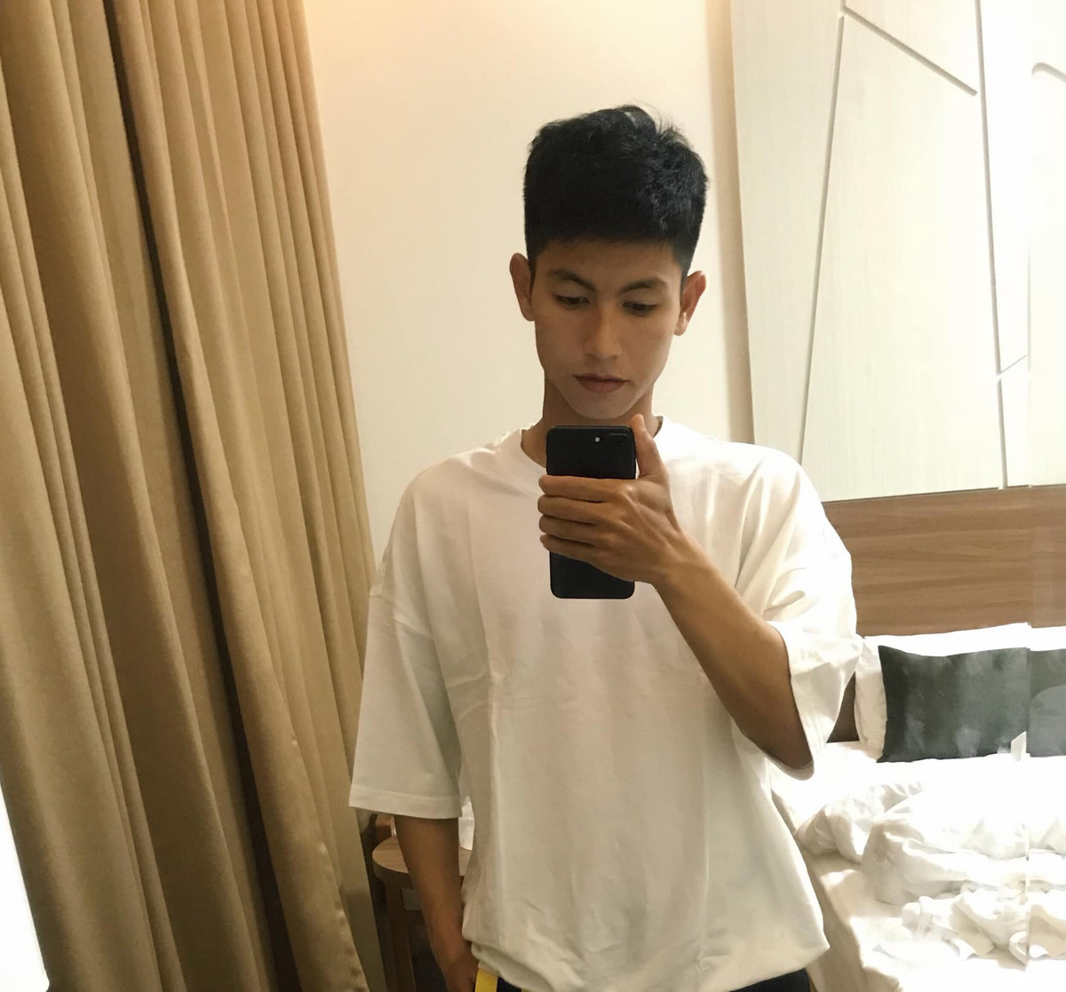 Trọng Hùng rất chăm chỉ "sống ảo" trên mạng xã hội khiến fan nữ đổ gục.