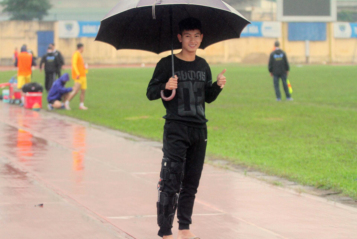 Sau khi xin được, hot boy sân cỏ hớn hở cười tươi và ôm cúp "fake" chạy về phía các đồng đội ở phía xa. Đoạn clip này ngay sau khi được chia sẻ trên mạng xã hội đã thu hút sự chú ý của người hâm mộ bởi sự đáng yêu quá mức cho phép của Trọng Hùng.