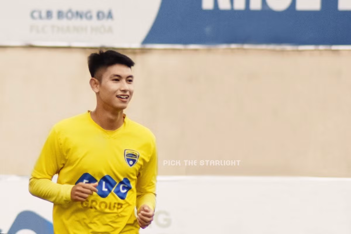 Ngoài vẻ ngoài điển trai, chàng cầu thủ sinh năm 1997 còn được đồng đội yêu mến. Triệu Việt Hưng từng cổ vũ tinh thần của Trọng Hùng trên Facebook: "Ông bạn cùng giường. Quay lại đi hết giải rồi".