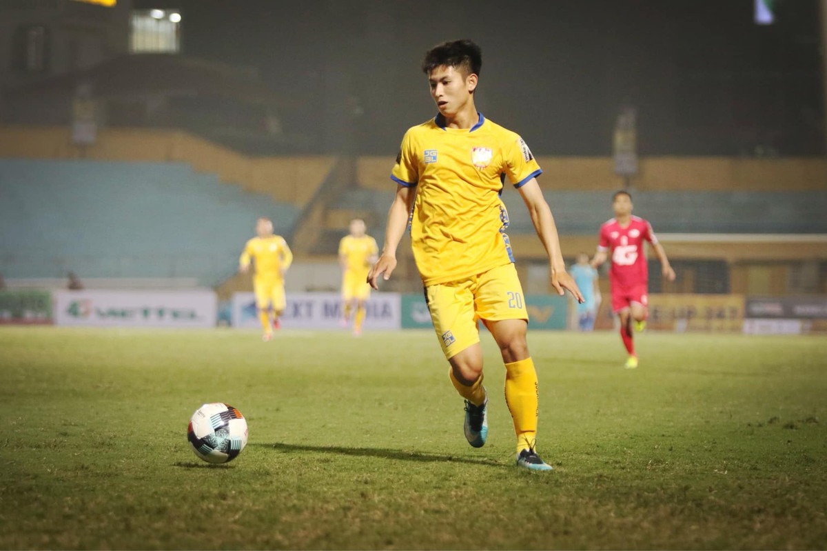 Trọng Hùng có đôi mắt to, sáng, sống mũi cao, răng khểnh và sở hữu một nụ cười hút hồn người đối diện. Có lẽ biết được điểm mạnh của mình niên tiền vệ này rất hay cười.