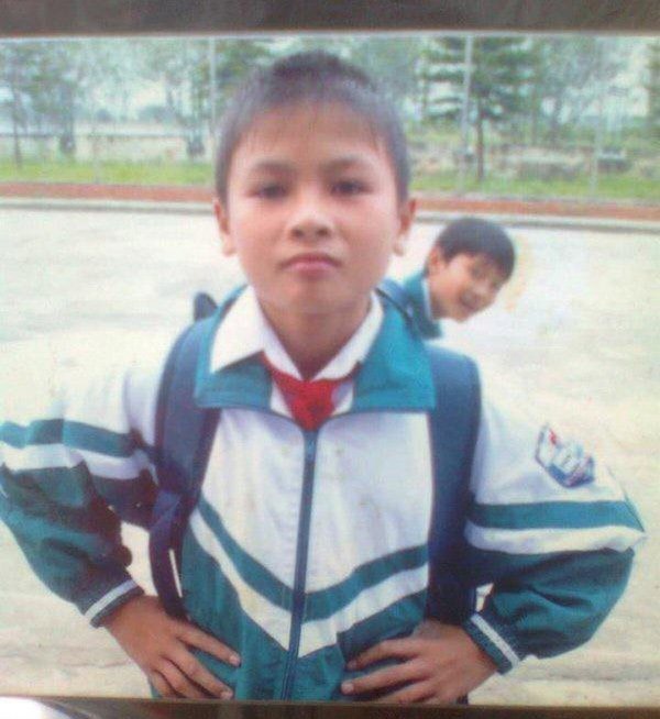Trên trang cá nhân, đội trưởng của đội tuyển U22 Việt Nam không ngần ngại đang tải những hình ảnh thủa ấu thơ. So sánh với hiện tại, gương mặt Quang Hải dường như không thay đổi quá nhiều.