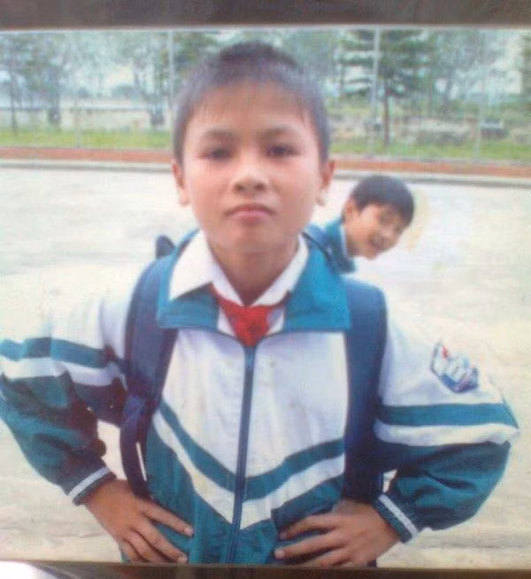 Trên trang cá nhân, đội trưởng của đội tuyển U22 Việt Nam không ngần ngại đang tải những hình ảnh thủa ấu thơ. So sánh với hiện tại, gương mặt Quang Hải dường như không thay đổi quá nhiều.