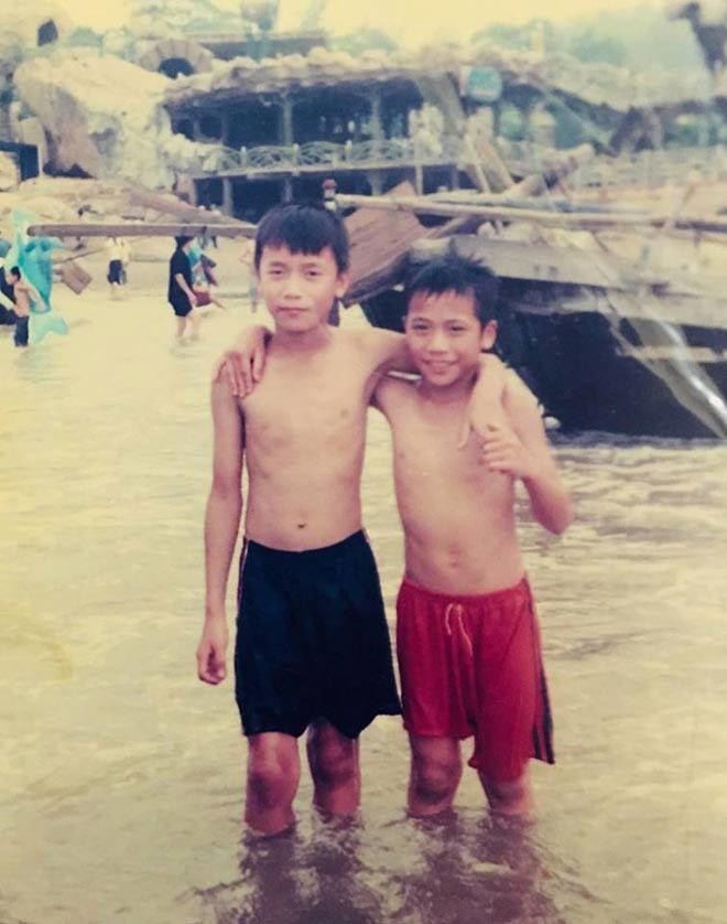 Trái ngược với thân hình cường tráng hiện tại thì hồi nhỏ, anh em Tiến Dũng - Tiến Dụng lại khá gầy.