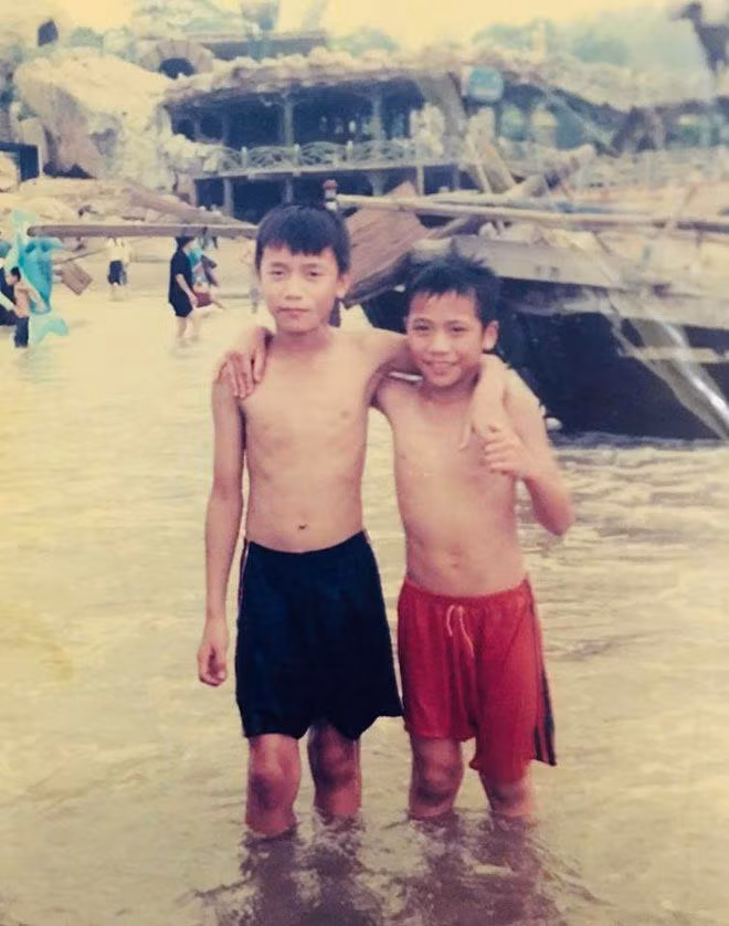 Trái ngược với thân hình cường tráng hiện tại thì hồi nhỏ, anh em Tiến Dũng - Tiến Dụng lại khá gầy.