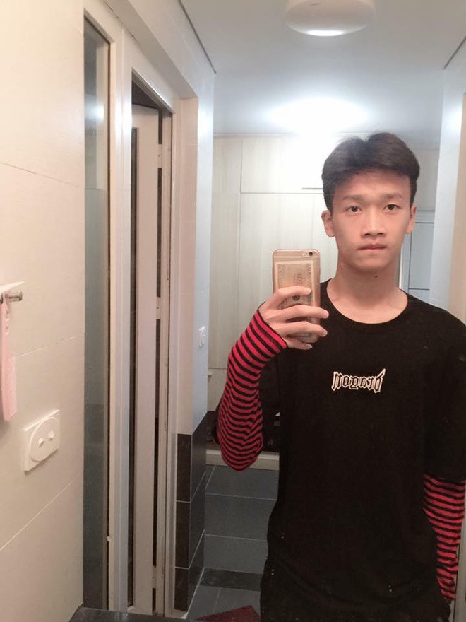 Sau khi ghi siêu phẩm vào lưới U22 Indonesia tại vòng bảng SEA Games, Hoàng Đức được người hâm mộ quan tâm, chú ý đặc biệt. Bởi thế mà những hình ảnh thời còn "trẻ trâu" của anh chàng cũng được tìm ra.