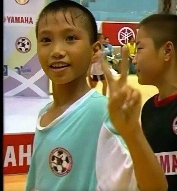 Chơi bóng đá từ nhỏ nên Văn Hậu sở hữu nước da đen nhẻm nhưng khuôn mặt của hậu vệ tuyển U22 Việt Nam rất khôi ngô với đôi mắt sáng và nụ cười tươi.