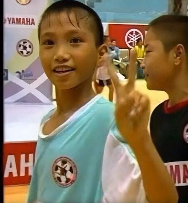 Chơi bóng đá từ nhỏ nên Văn Hậu sở hữu nước da đen nhẻm nhưng khuôn mặt của hậu vệ tuyển U22 Việt Nam rất khôi ngô với đôi mắt sáng và nụ cười tươi.