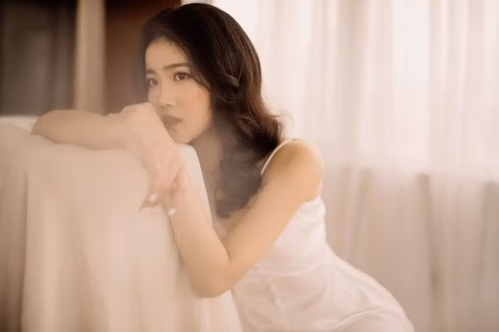 Bạn gái Văn Hậu tên thật là Nguyễn Hoàng Anh, SN 1999, cùng quê Thái Bình với nam cầu thủ. Hiện tại cô nàng đang là sinh viên của trường ĐH Đại học Lao động và Xã hội.