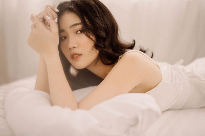 Sở hữu nhan sắc xinh đẹp, Hoàng Anh Ốc và Văn Hậu được nhận xét là cặp đôi "kim đồng ngọc nữ" của làng bóng đá. Trước khi hẹn hò với cầu thủ, cô nàng đã là hot girl nổi tiếng trên mạng xã hội.