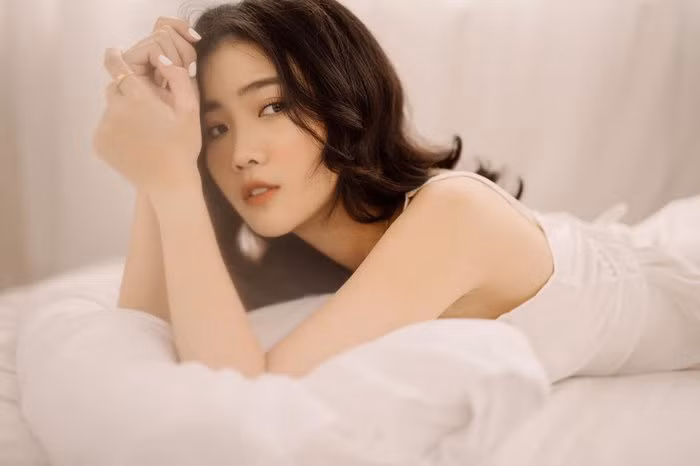 Sở hữu nhan sắc xinh đẹp, Hoàng Anh Ốc và Văn Hậu được nhận xét là cặp đôi "kim đồng ngọc nữ" của làng bóng đá. Trước khi hẹn hò với cầu thủ, cô nàng đã là hot girl nổi tiếng trên mạng xã hội.