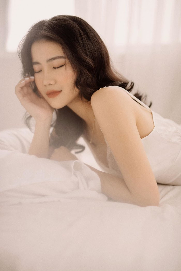 Mới đây, trên trang cá nhân, Hoàng Anh Ốc, bạn gái của Đoàn Văn Hậu đăng tải một bộ ảnh cực gợi cảm. Cô nàng nhận được rất nhiều lời khen ngợi từ phía người hâm mộ.