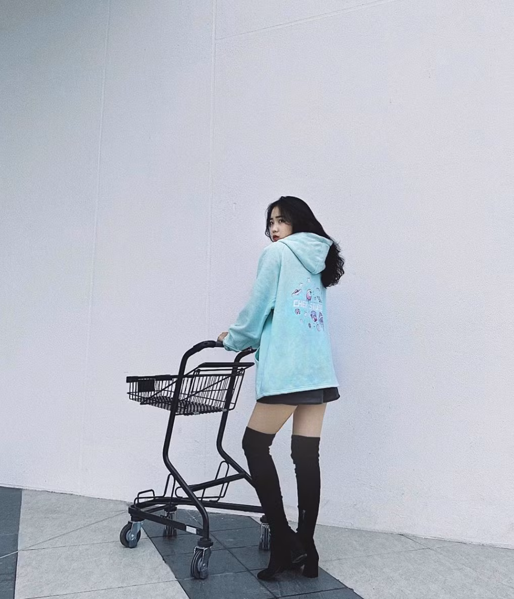 Hoàng Anh Ốc cũng chơi rất thân với hội "cầu thủ người mẫu" bao gồm Quang Hải, Văn Hậu, Tiến Dũng, Tiến Dụng, Bùi Hoàng Việt Anh. Nhóm thường xuyên đi ăn chơi.