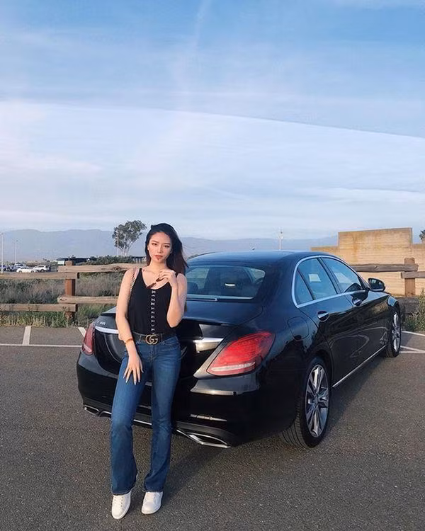 "Lúc mới qua Mỹ mình đã mơ ước một ngày nào đó sẽ sở hữu một chiếc xe riêng để không cần ai phải đưa đón và tiện cho bản thân mình. Nghĩ là làm, mình ấp ủ, ráng đi làm thêm và để dành tiền" - Mai Diz chia sẻ về việc tự sắm xe khi vẫn còn quá trẻ.